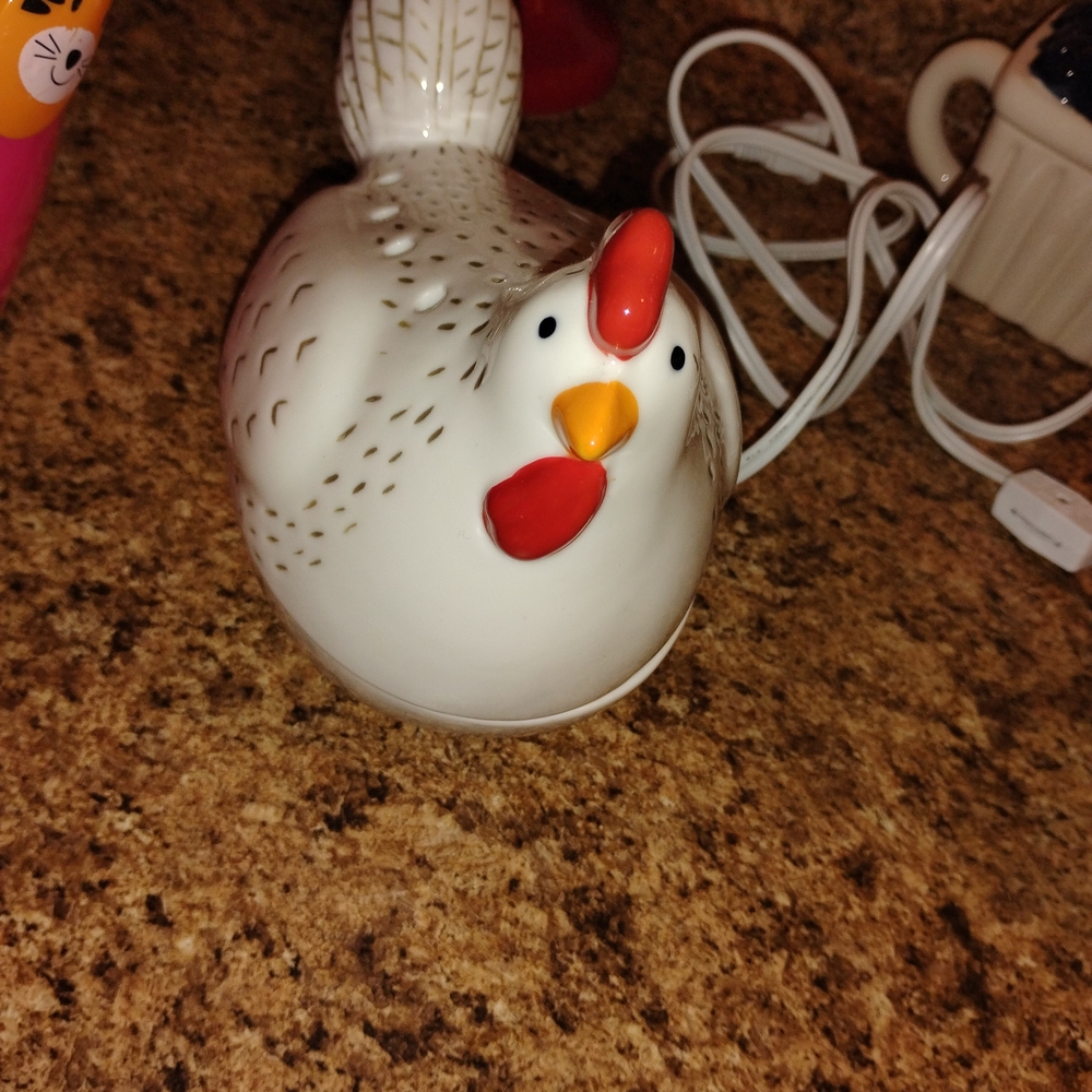 Scentsy White and Red Chicken Warmer